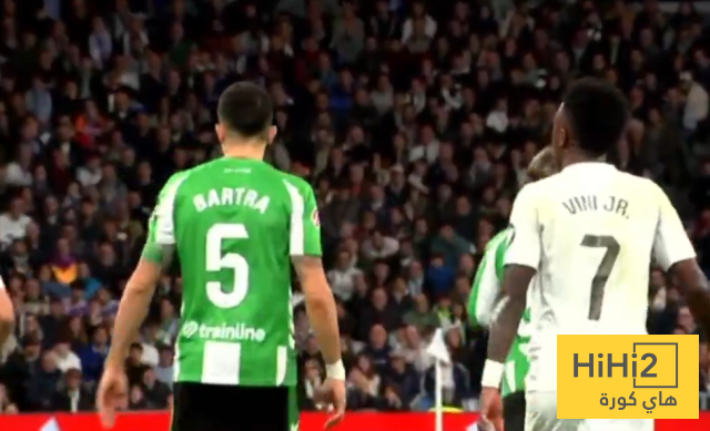 صور.. مشادة كلامية بين فينيسيوس ولاعب ريال بيتيس في المباراة 7