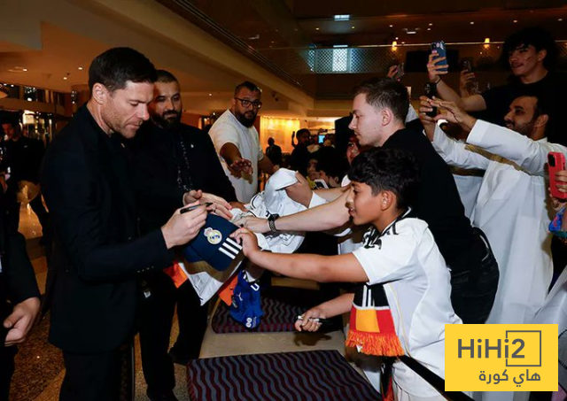 صور .. لاعبو ريال مدريد يوقعون للجماهير فور وصولهم لفندق الاقامة بجدة 4 صور .. لاعبو ريال مدريد يوقعون للجماهير فور وصولهم لفندق الاقامة بجدة 3