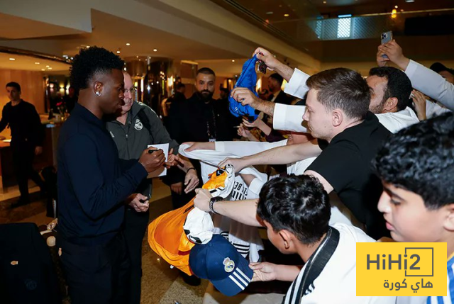 صور .. لاعبو ريال مدريد يوقعون للجماهير فور وصولهم لفندق الاقامة بجدة 7