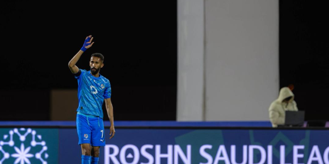 ستة لاعبين من الأهلي ونيوم يبرزون في الشوط الأول 