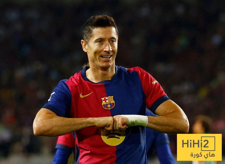 ليفاندوفسكي يقترب من أساطير برشلونة