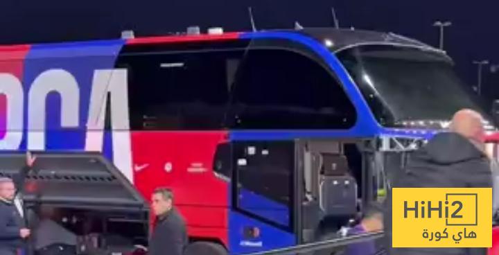 حافلة برشلونة تصل ملعب التشي