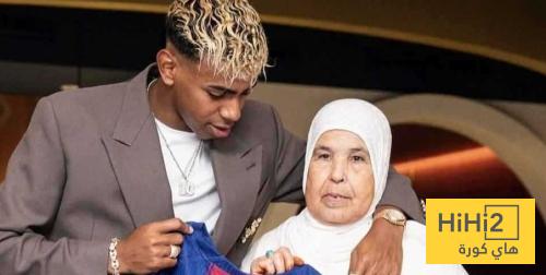 لابورتا يلتقط صورة مع جدة لامين