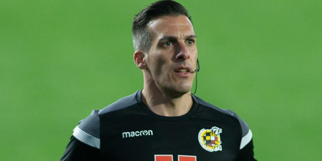 حكم اسباني سابق يكشف رهبة الحكام أمام الفرق الكبرى