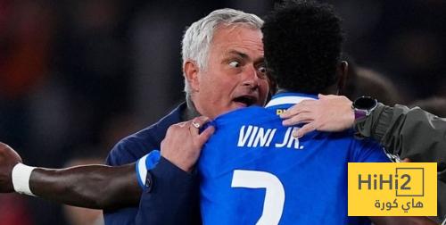 صور .. مورينيو يهدئ فينيسيوس بعد ايقاف المباراة