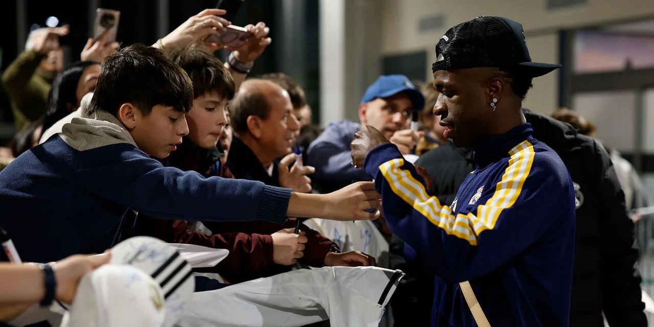 صور: وصول بعثة ريال مدريد الى بامبلونا