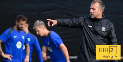 صور ..دقيقة صمت في تدريبات برشلونة للطبيب الراحل