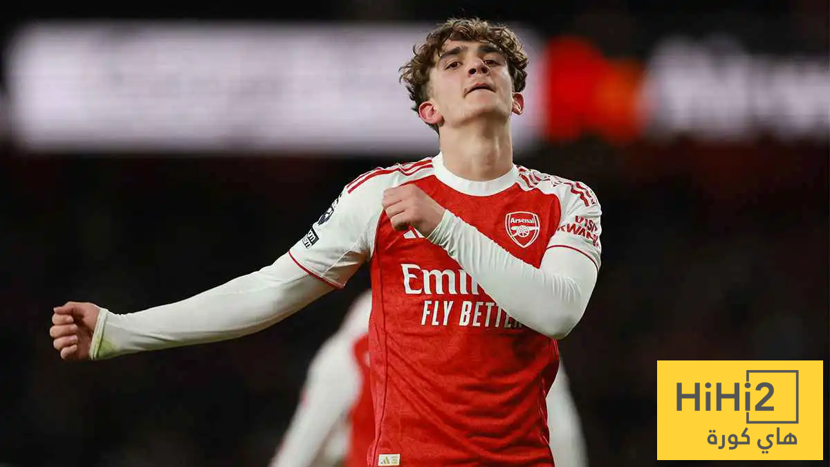 أسطورة مانشستر يونايتد معجب بموهوب آرسنال الشاب