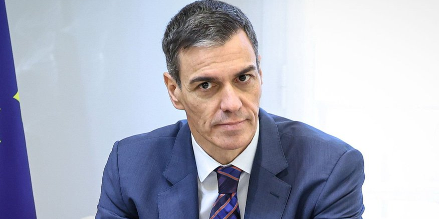 رئيس وزراء إسبانيا يعلق على واقعة الهتافات العنصرية في لقاء مصر