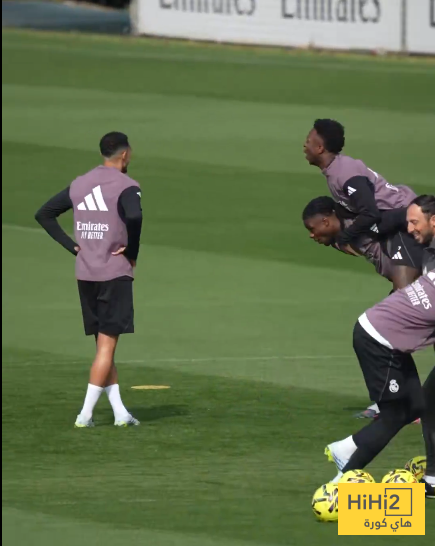 صور .. فينيسيوس يحرج أرنولد في التدريبات والجميع يضحك 12 صور .. فينيسيوس يحرج أرنولد في التدريبات والجميع يضحك 11
