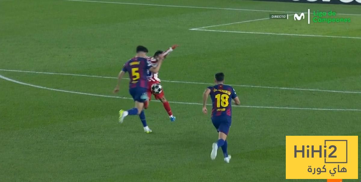 صورة – معيار التحكيم مختلف في نفس المباراة