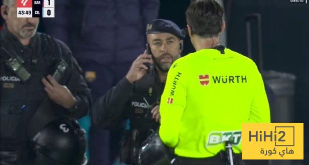 صورة .. الحكم يتابع حالة المشجع المصاب