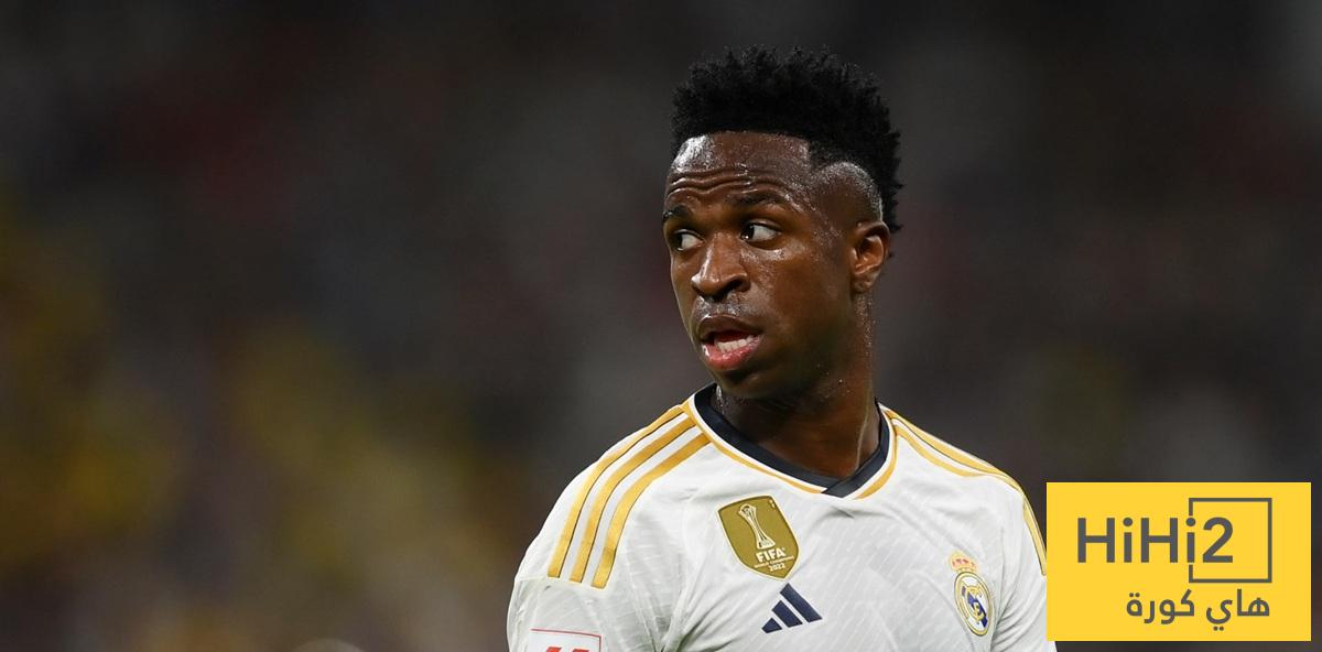 لكي تتيقن بأن هذا اللاعب مهرج قارنه بالأخرين