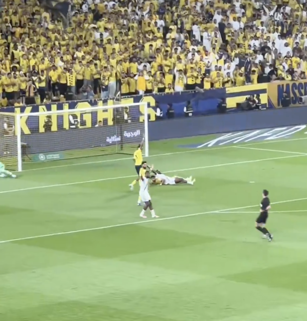صور – هل استحق الأهلي ركلة جزاء أمام النصر؟ 7