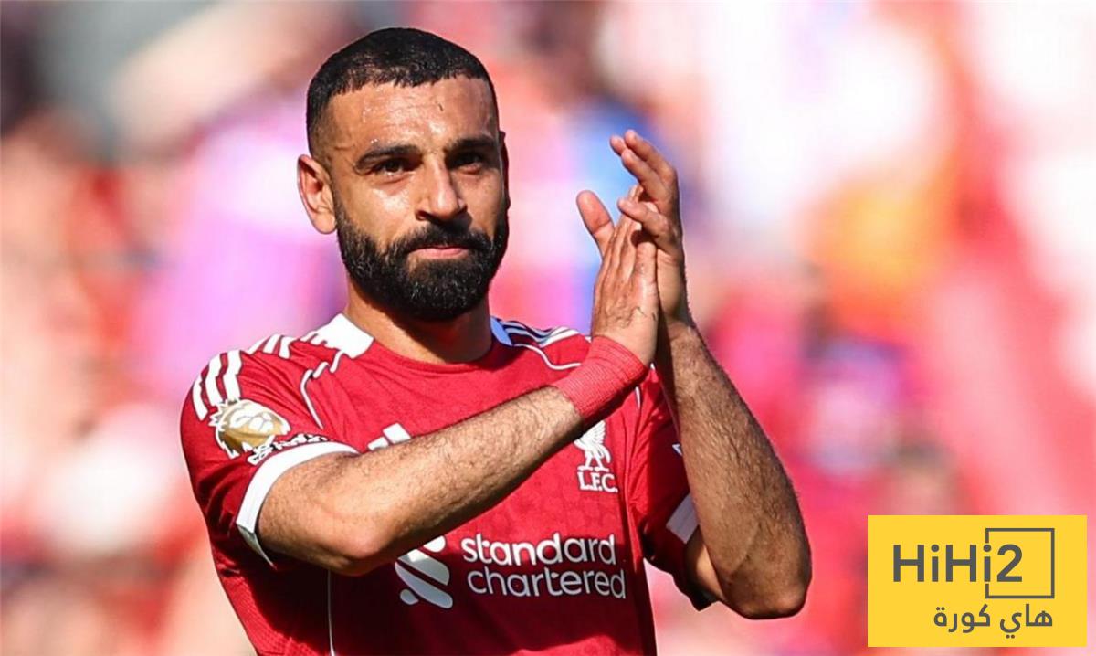 محمد صلاح يضحك أثناء قمة الأهلي والزمالك