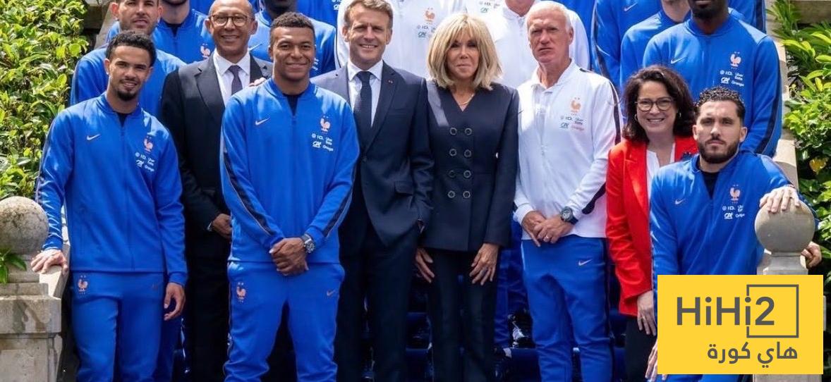 موقع الملاعب : تعليق شرقي على وضعيته في الصورة الرسمية لمنتخب فرنسا