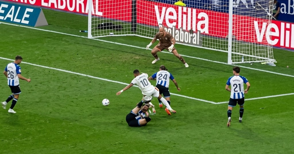 هل ارتكب مبابي خطأ قبل هدف ريال مدريد القاتل أمام إسبانيول؟