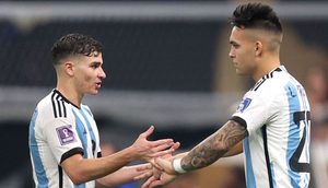 من لاوتارو إلى ألفاريز.. لماذا يعجز برشلونة عن ضم مهاجم عالمي شاب؟