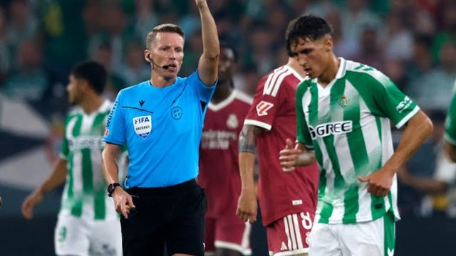 صور .. حكم مباراة ريال مدريد وبيتيس تغاضى عن طرد غولر
