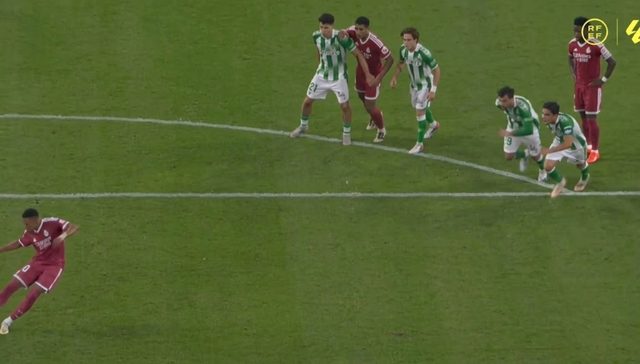 لقطة جديدة تحسم الجدل.. هل كان يجب إعادة ركلة مبابي ضد بيتيس؟