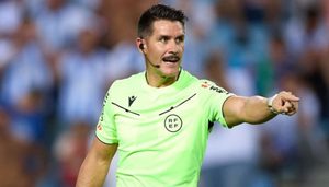  صور : ” بضحكة من الاذن للأذن ” .. هكذا غادر حكم مباراة الديربي ملعب الميتربوليتانو